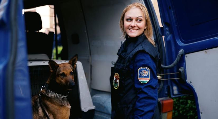 Kiberbűnözők és kutyás rendőrök: különleges vendégek lepték el a szegedi középiskolát