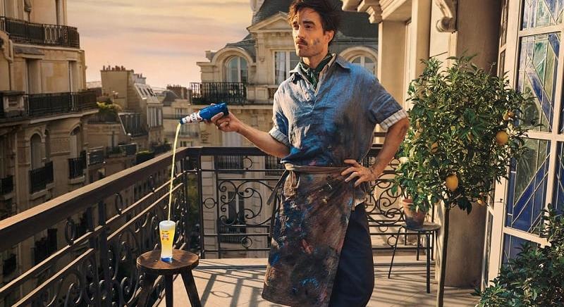 Robert Pattinson egyszerre három embert alakít és mindegyik iszik