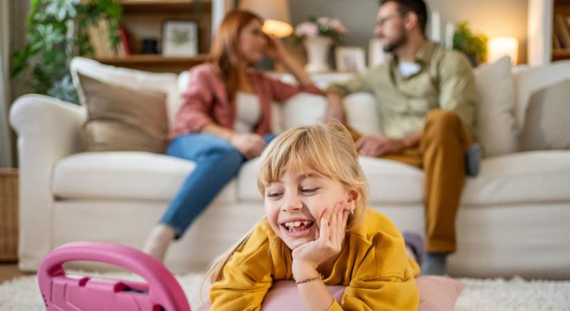 A „pozitív pletyka” hatása – Forradalmian új módszer a gyereknevelésben