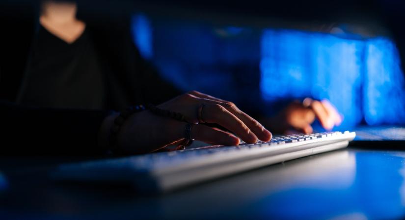 Három óra alatt fertőztek meg több ezer amerikai vállalatot: hihetetlen trükkel jutottak be a rendszerekbe a hackerek
