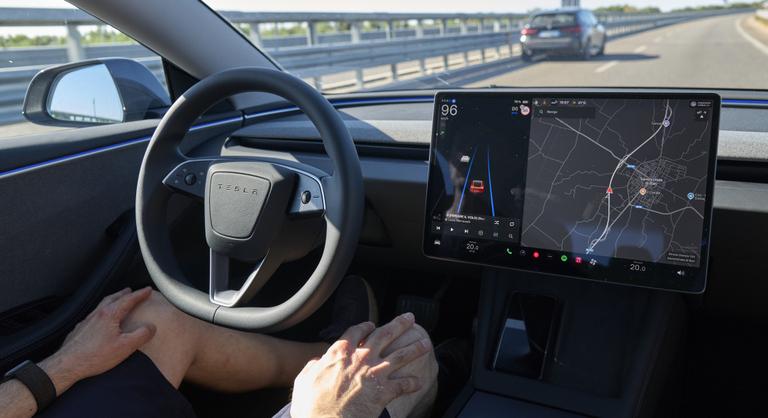 Még nem működhetne, mégis működik a Tesla önvezető módja Magyarországon