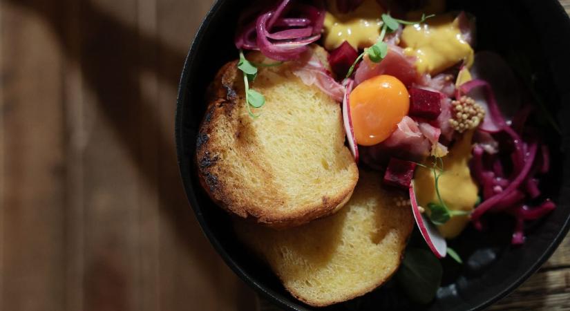 Ha ilyet tálal fel, nagyot villanthat a rokonok előtt – profi helyi séfeket kérdeztünk, hogyan készítsük a húsvéti menüt