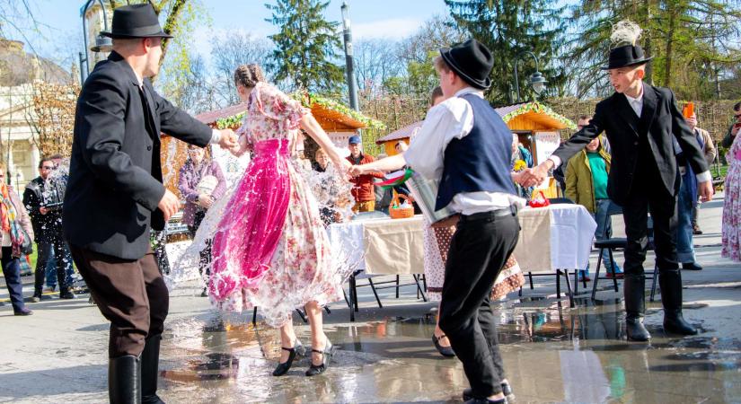 Élő húsvéti hagyományok Szatmárnémeti régi főterén