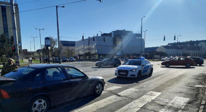 Három autó ment egymásba Nyíregyháza szívében (fotókkal)