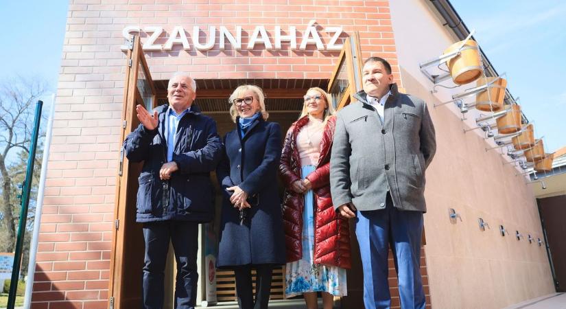 Új szintre emeli a pihenést Nyíregyházán a ma átadott sóstói szaunaház