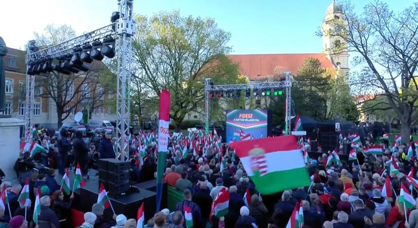 „Itt is a többség nemet mond a tiszás energiatervekre, a rezsicsökkentés eltörlésére” – döbbenetes fotó szivárgott ki az országjárásról