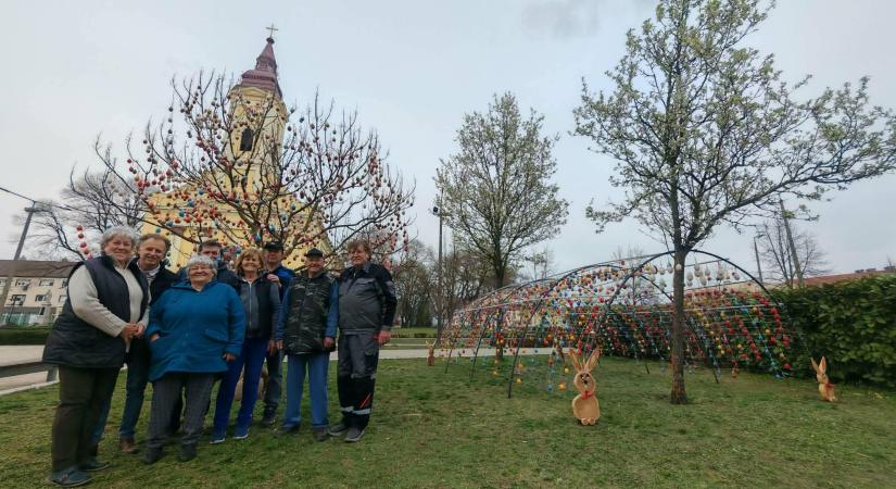 Tojásdíszbe öltözött Polgár központja