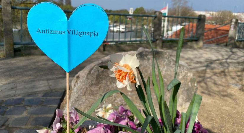 Elfogadás, figyelem, közösség – így ünnepelték Baján az autizmus napját – fotók, videó