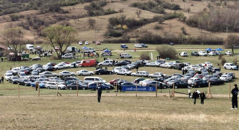 150 Mercedes után 300 autó érkezik Felsőtárkányba – indul a szezon legnagyobb autós bulija!