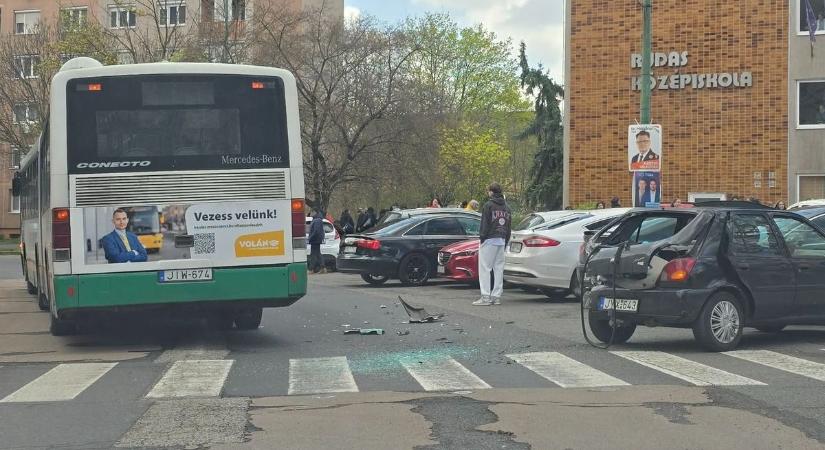 Busz és autó csapódott egymásba Dunaújvárosban – kiderült, történt-e sérülés