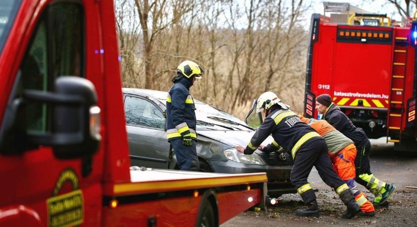 Brutális ütközés Rózsafán: karambolozott majd árokba borult egy autó, teljes az útzár
