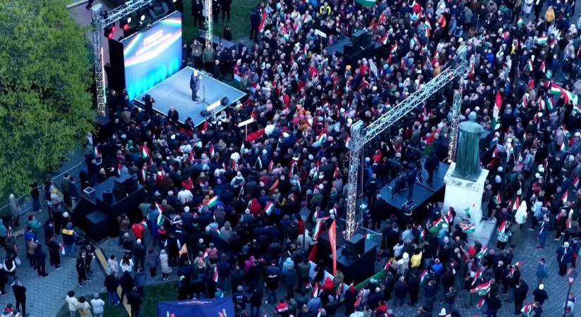 Elképesztő drónfotók jöttek: zsúfolásig megtelt a Kossuth tér Szentesen