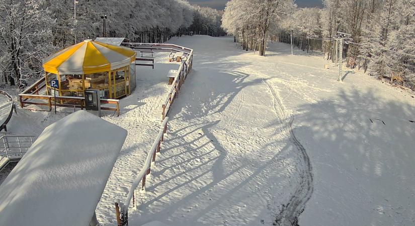 Pikk-pakk elolvadt a hó a Kékesen