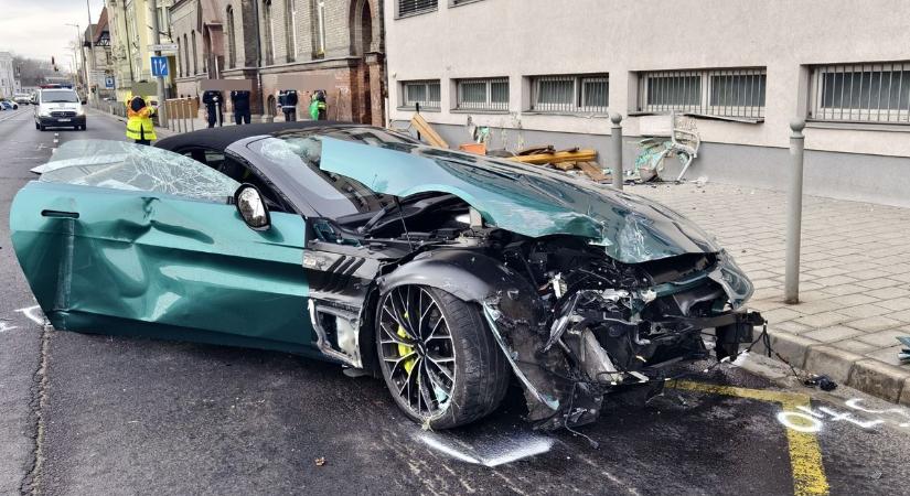 Buszmegállóban okozott halálos balesetet egy luxusautó - Ezt kérte a sofőrre az ügyészég