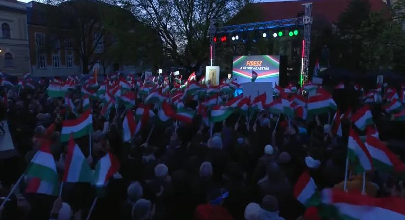 „Viktor, Viktor” – van itt lelkesedés, így fogadták Orbán Viktort Szentesen – videó