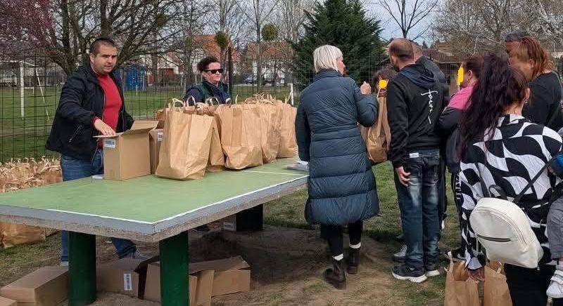 Már osztja a választási csomagot a fideszes miskolci jelölt