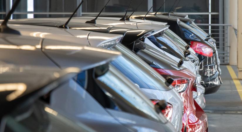 Rekordcsökkenés a kötelezőnél: ennyit spórolhatnak az autósok az első negyedévben