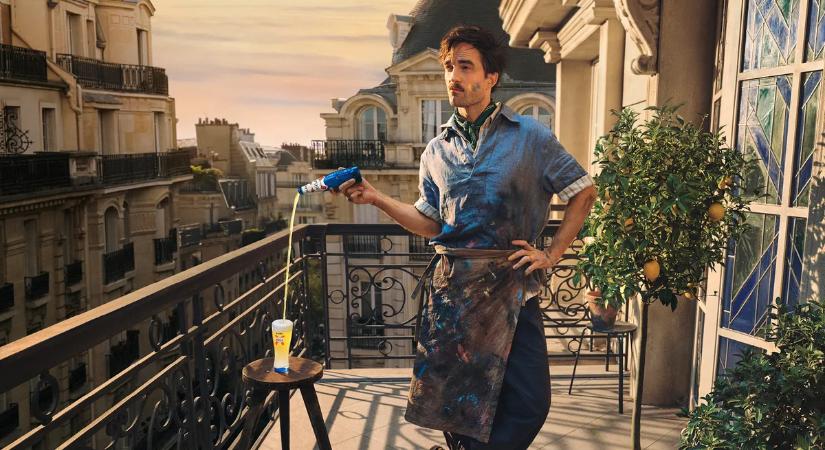 Robert Pattinson három szerepben is lenyűgözi a közönséget