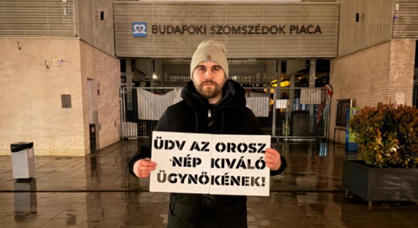 Üdv az orosz nép kiváló ügynökének – így várja a budafoki Momentum Szijjártó Pétert