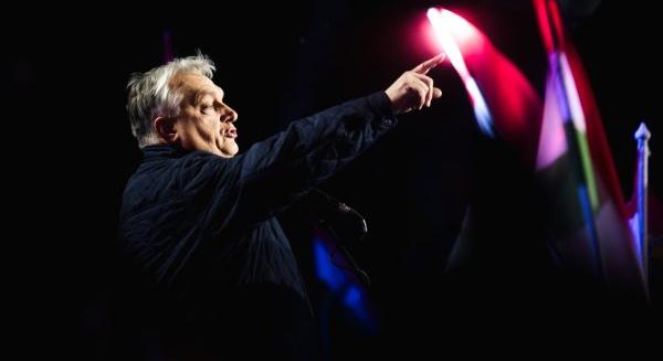 „A tiszások itt tájidegen elemek, errefelé munkából élnek az emberek” – folyamatosan kiszólogatott Orbán a Tisza-szimpatizánsoknak