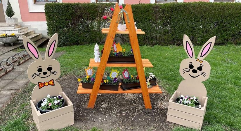 Húsvéti díszekkel dekorálják tereiket a települések