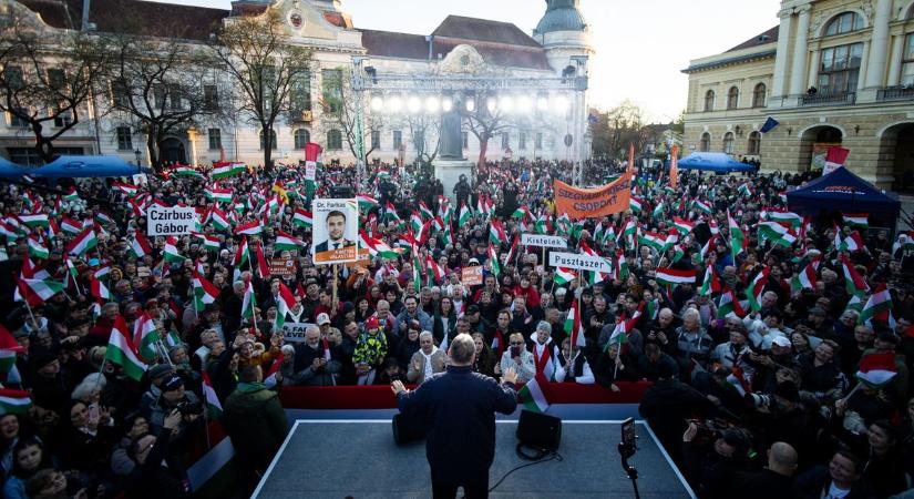 Elképesztő tömeg és óriási ováció fogadta Szentesen Orbán Viktort az áprilisi hidegben (GALÉRIA)