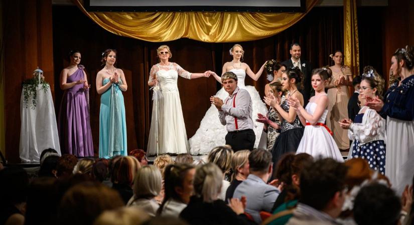 Határtalan elegancia: Fantasztikus fotókon az esküvői varázslat a soproni Liszt Központban - fotók, videó