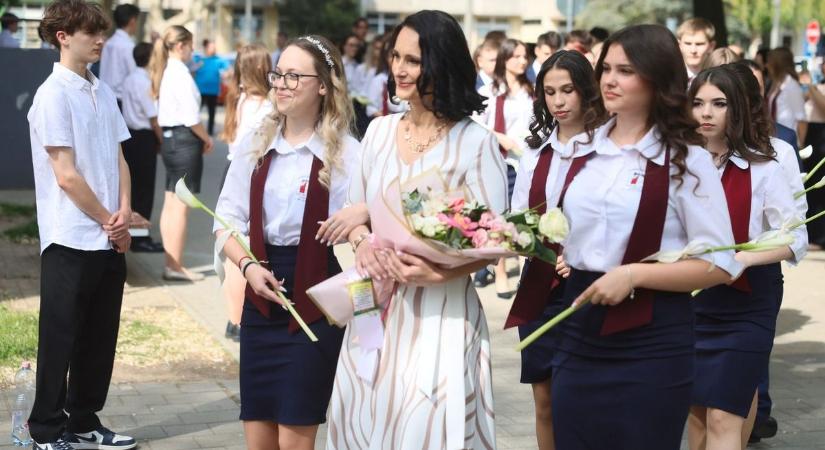 Válaszoltak a fiatalok: ennyit adj ballagásra 2026-ban, hogy ne lógj ki lefelé a rokonok közül