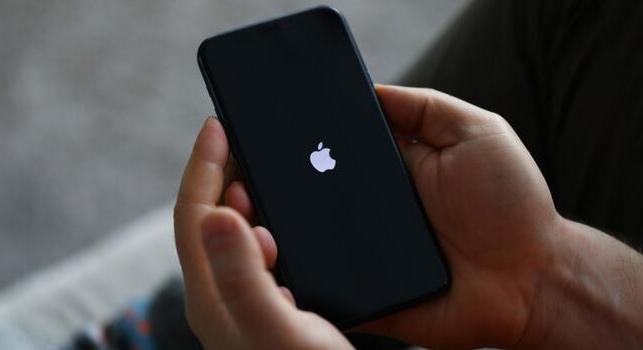 A szokásosnál haverkodósabb lesz Siri az iOS 27-ben, de csak ha akarjuk