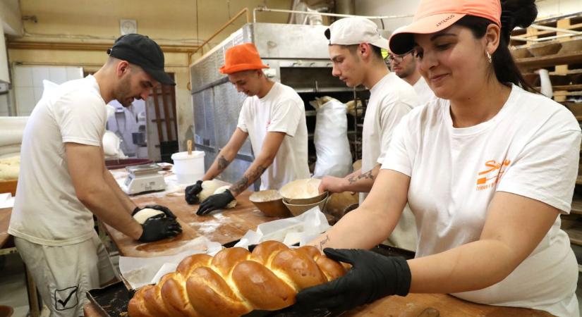 Annyi a megrendelés húsvéti kalácsra, hogy alig győzik fonni a pékek – mi a titka az ünnepi finomságnak?