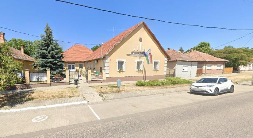 Magyar Péter szerint 12 éves gyerekkel hordatja ki a fideszes propagandát a polgármester Tatárszentgyörgyön – a falu vezetője feljelenti Magyart