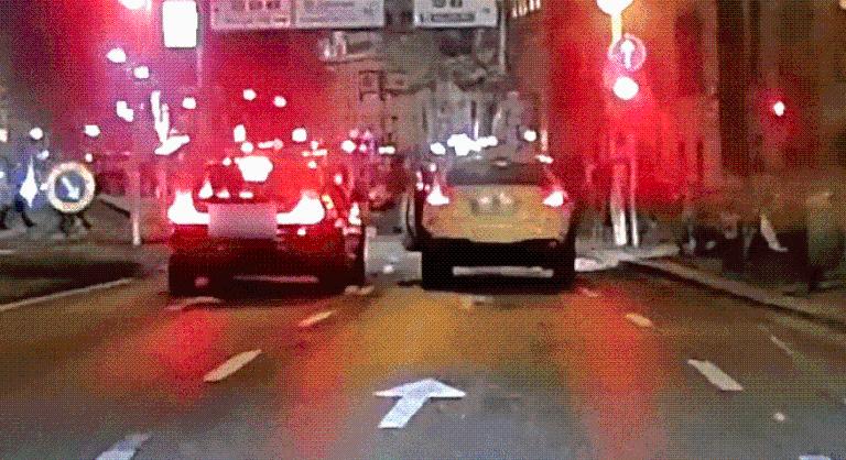 Elszabadultak az indulatok a pesti éjszakában, piros lámpánál esett neki egy sofőr a másiknak