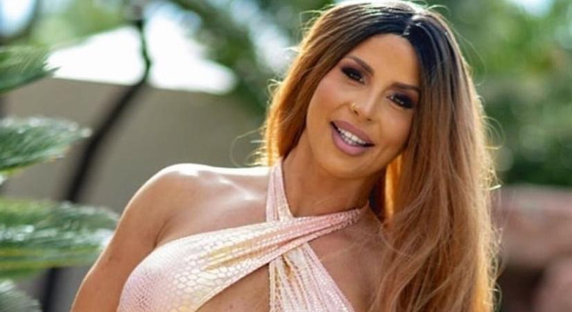 Elképesztő póz, szédítően felvágott fürdőruha: Szabó Franciska fotója beindítja a pasikat