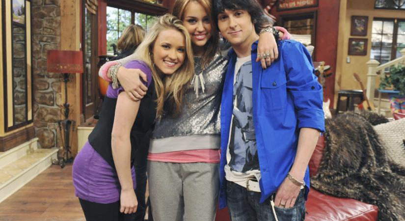 Visszatér a 2000-es évek legkaotikusabb divattrendje, amit Hannah Montanának köszönhetünk