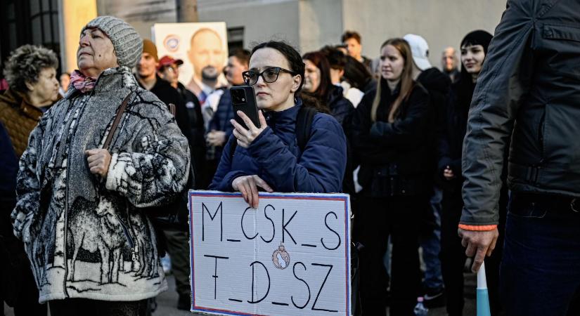 Kifütyülték Orbán Viktort a fiatalok Szentesen