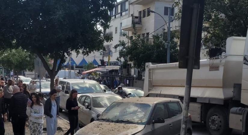 Izraelben az iráni rakéta repeszdarabjai 30 méterre estek le az ukrán nagykövetségtől