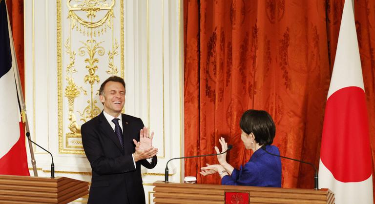 Együtt „kamehameha”-zott a pódiumon Emmanuel Macron és a japán miniszterelnök