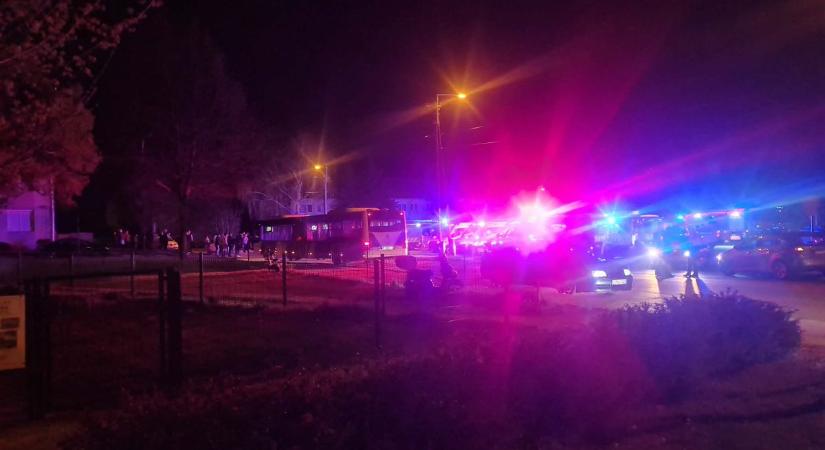 Lángok csaptak fel egy tatabányai idősek otthonában – helyszíni videón és fotón a tűzeset