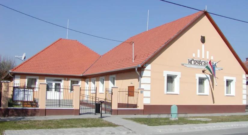 12 éves gyerekkel szórólapoztat a tatárszentgyörgyi fideszes polgármester Magyar Péter szerint, a polgármester szerint ez nem igaz