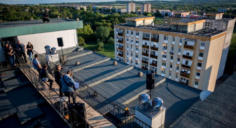 Világszenzáció, egy magyar erkélyről beszél a világ, amit oda kitettek, olyan az egész Földön nincs máshol így elhelyezve