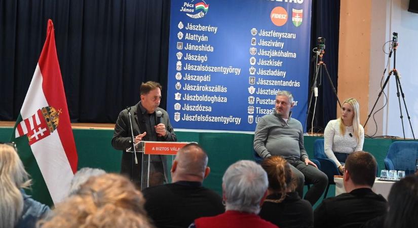 „Nagyon kell nyerni, mert azzal nem lehet vitatkozni” – a választás tétje volt az újszász fórum témája – galériával