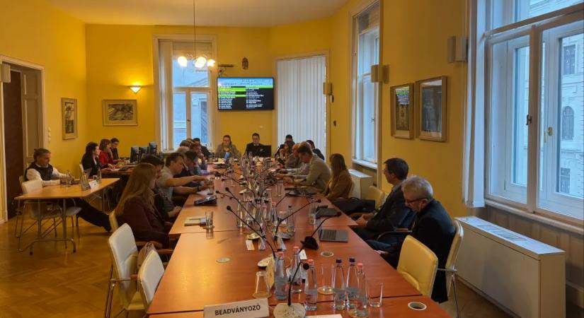 Fideszes politikus mellett huszárruhában oké a gyerek, tiszás videóban viszont még homályosan se villanhat fel