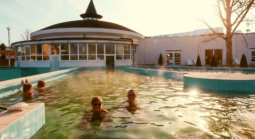Új termálkutat fúrnak az Aquacinema fürdőnek