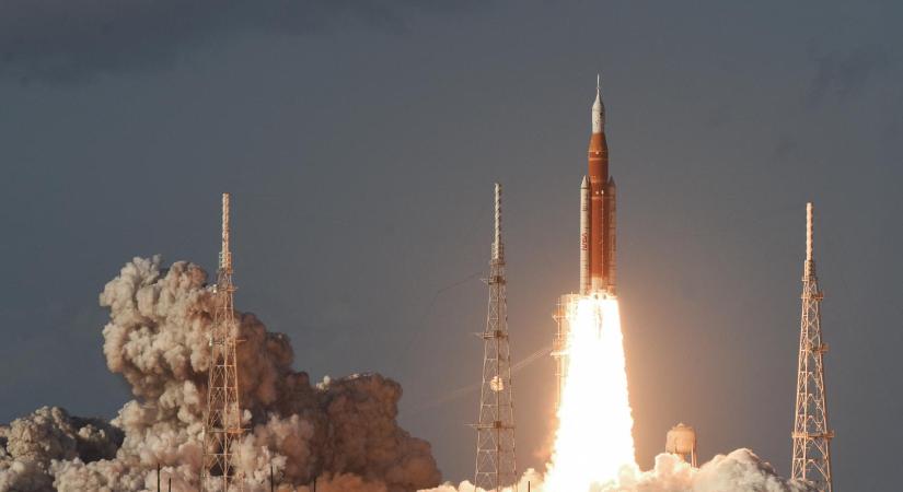 Útra kelt a Hold felé az Orion, az Artemis II program űrhajója