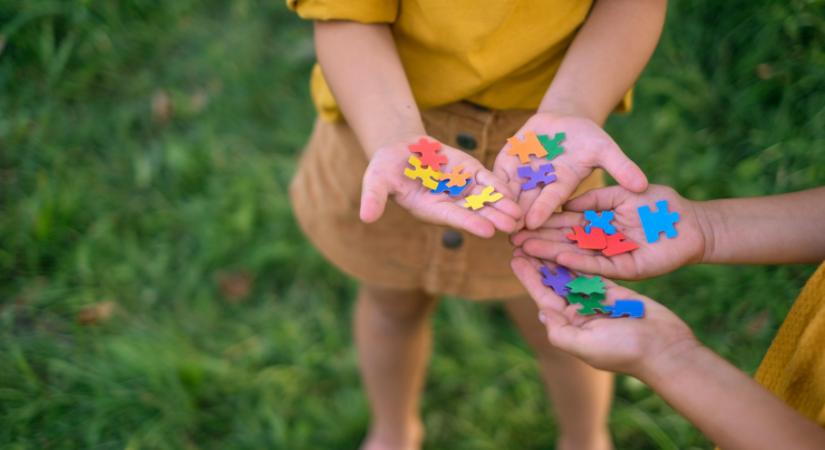 Nem mások, csak másként kapcsolódnak a világhoz– így tanít minket az autizmus elfogadásra