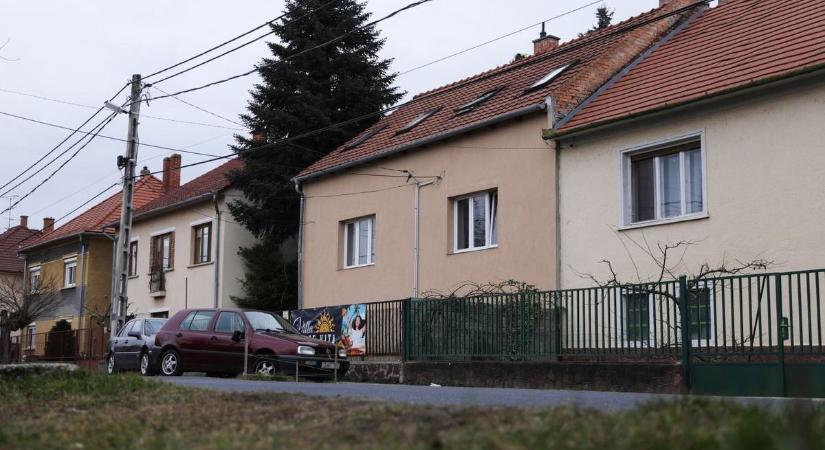 Munkásszállóként üzemelő ingatlan a csendes révfalusi kertvárosban: továbbra is áldatlan állapotok