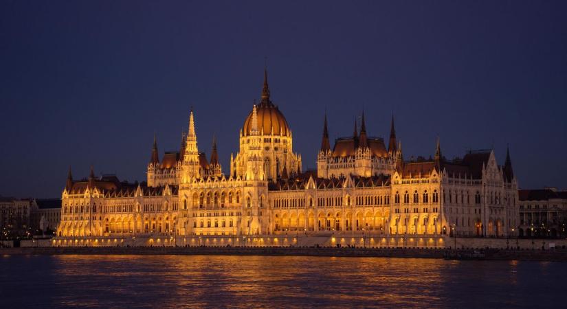 Fegyvertár a baloldali riogatás ellen: megjelent a kézikönyv, amellyel bárki porrá zúzhatja az ellenzéki álhíreket!