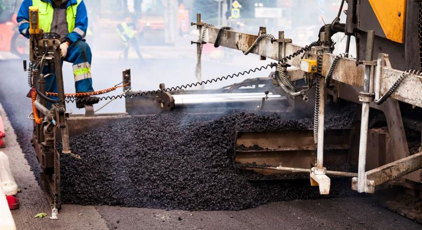 Több helyen is javítják az útburkolatot, mutatjuk, hol kell lassabb haladásra számítani
