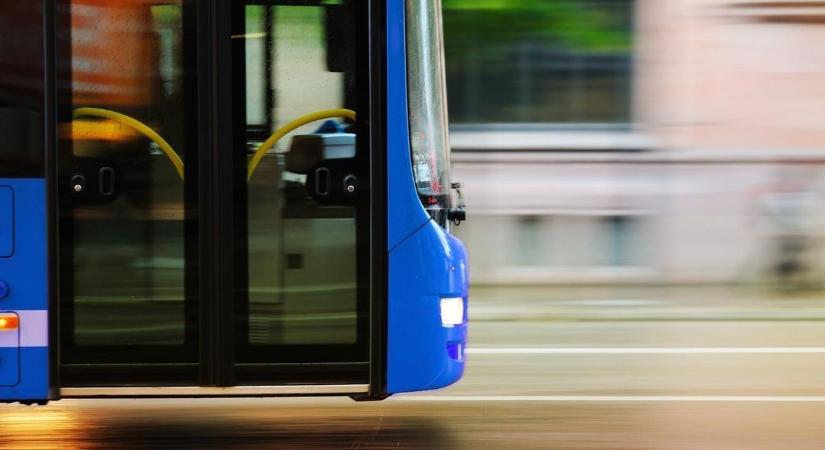 Ütközésre kényszerítette a busz, mert nem akarta, hogy az megelőzze