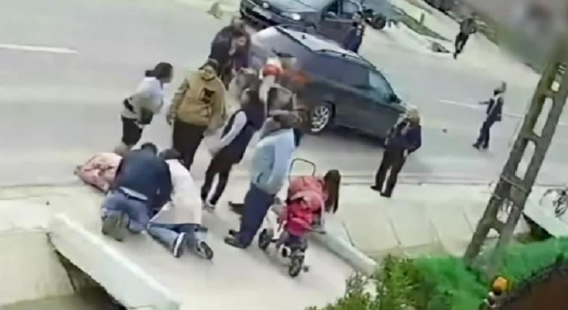 Egy kisgyermek kiszaladt az útra édesanyja mellől – Egy rendőr és egy orvostanhallgató mentették meg az életét (VIDEÓ)